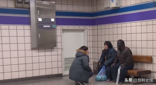 韓國大叔每天用鞋油抹臉，陪伴妹妹街頭流浪10年，只因親情的力量