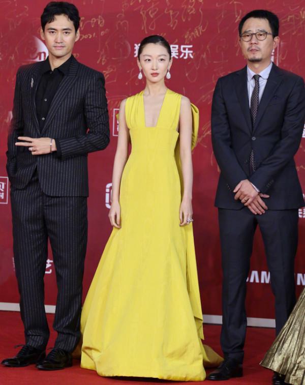 董璇北影節造型引熱議，女星紅毯照修圖前後對比，誰的顏值最抗打