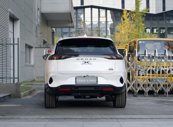 賓士出資打造的SUV，配2.0T與雙電四驅，4.3秒破百，降至20萬出頭