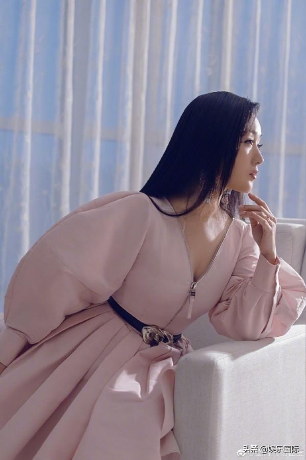 楊鈺瑩穿連衣裙活力十足 手拿福字露甜笑