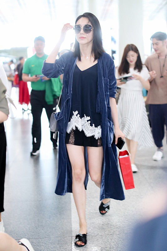 黃夢瑩穿的黑色裙子很成熟,但走路的時候要一直抬著手,還挺可愛 黃夢瑩穿的黑色裙子很成熟,但走路的時候要一直抬著手,還挺可愛