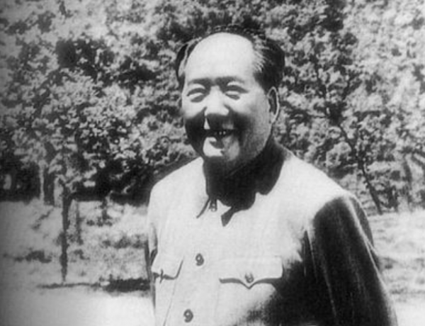 毛主席去南泥灣視察，王震請客吃燒雞，飯後主席悄悄將雞架塞兜裡