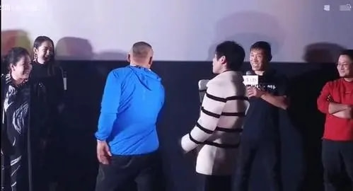 5位“遭霸凌”的明星，熱巴被一腳踢進臭水溝，向佐竟被14人圍毆