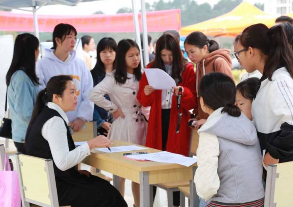 畢業多年還吹噓這幾樣東西，多半不是真成功，而是不想承認落寞