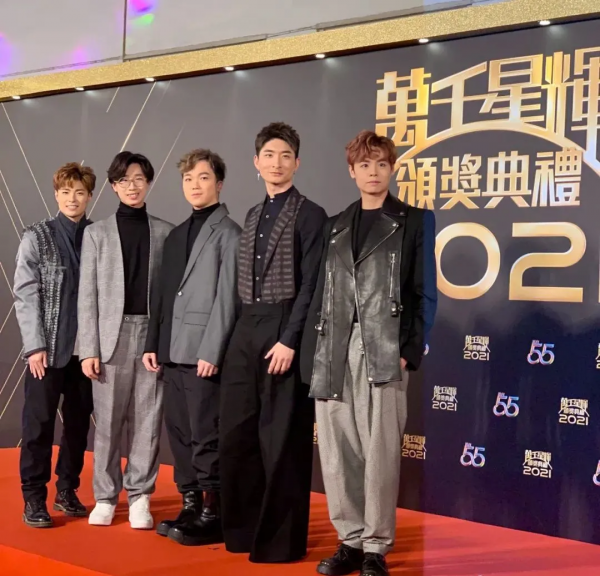 TVB紅毯醜哭了，像鄉鎮模特大賽，鍾嘉欣妝好髒、馬國明泛油光