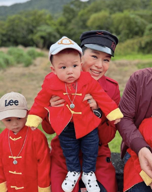 胡杏兒元宵陪老公回農村，用扁擔挑貨接地氣，三娃同穿唐裝好喜慶