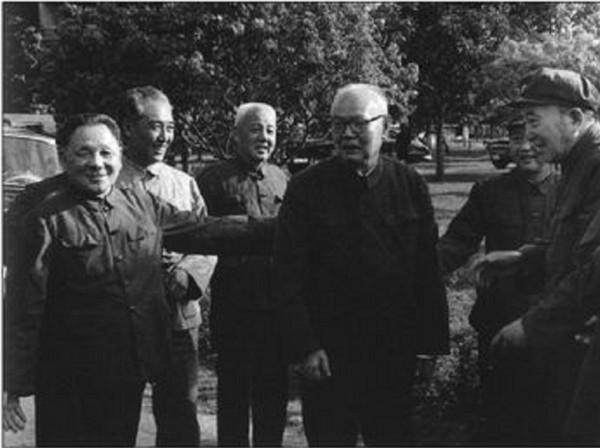 1984年葉劍英肺病惡化，中央已準備追悼會，危急時鐘南山力挽狂瀾