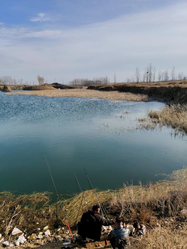 冬季釣魚堅持用小鉤細線軟竿，還要配合抄網