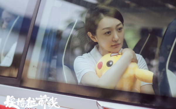 《埃博拉前線》的離譜劇情，別人在嚴肅談疫情，她在即興彈梁祝