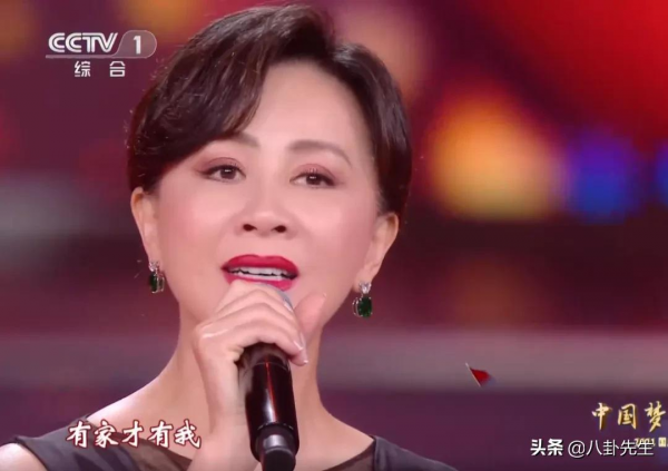 央視國慶晚會：謝霆鋒素顏仍帥氣，劉濤打扮俗氣，黃品源假髮明顯