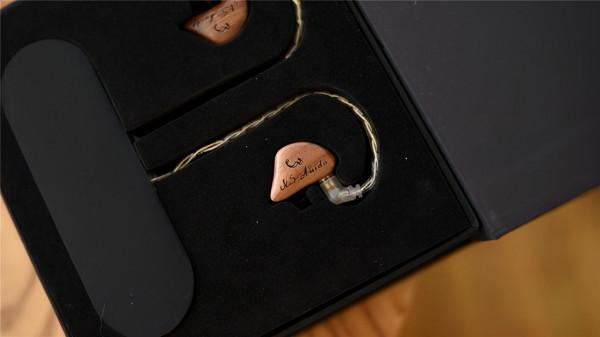 開箱分享一款國產少見的胡桃木腔體+複合生物振膜hifi耳機