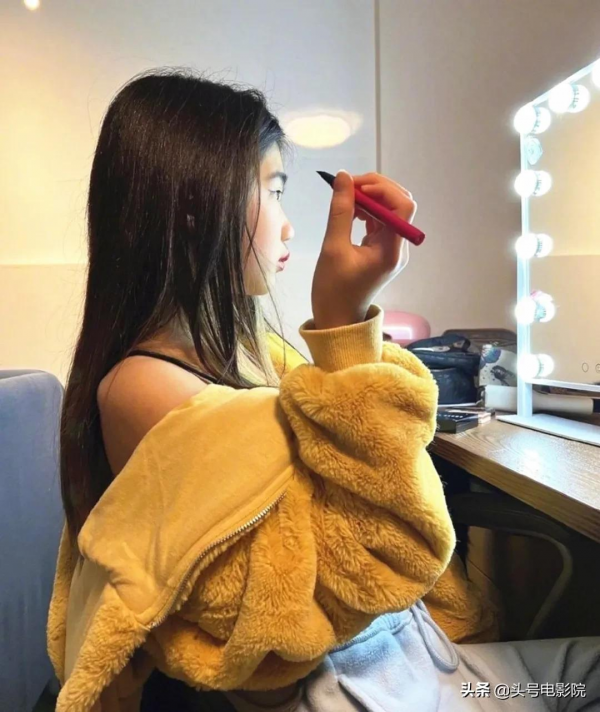 黃多多16歲戴金鍊塗眼影，爸爸萌娃早熟！曹格女兒11歲露肩畫眼線