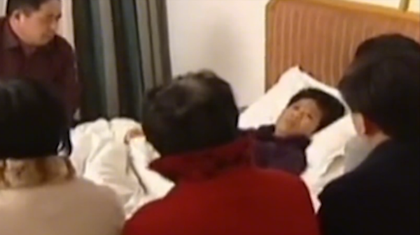 女子自稱五年沒吃一口飯，只喝自來水，一吃飯就渾身疼痛