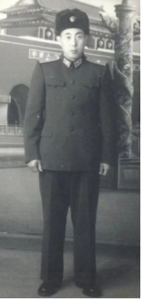 金日成訪華時，被我國少將突然摟住脖子，少將：老金，你怎麼來了