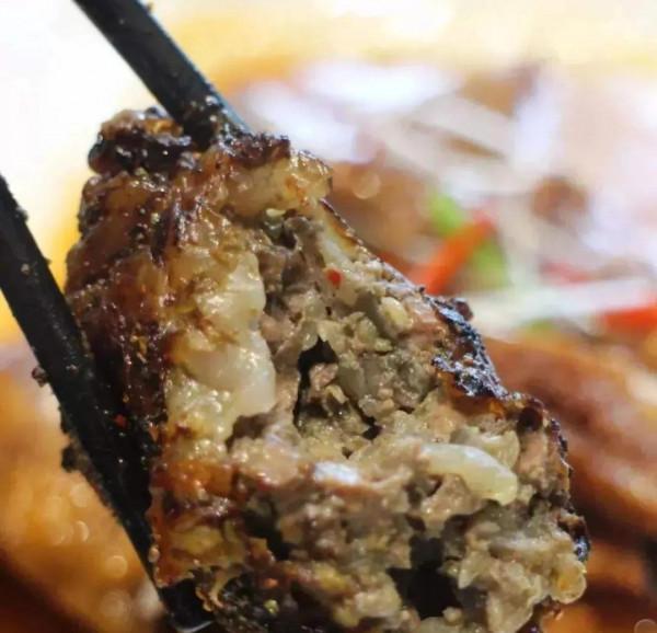 新疆大哥賣“假貨”，5元一份比真的還香，客人跑800裡專門來吃