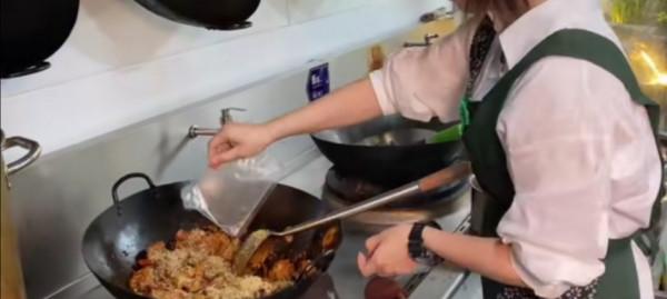 河南美女賣火鍋雞,一鍋一百多,每日流水三四萬,市裡買6套房 河南美女賣火鍋雞,一鍋一百多,每日流水三四萬,市裡買6套房