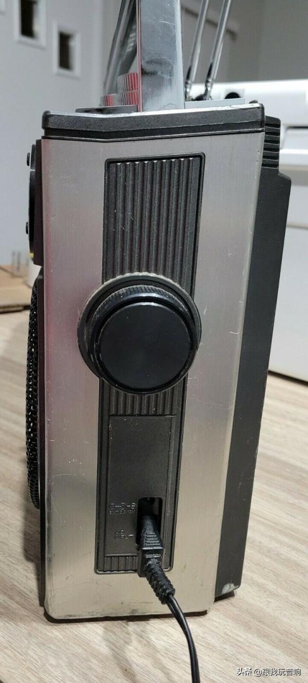 三洋 於1979年推出M9990行動式收音機、錄音機