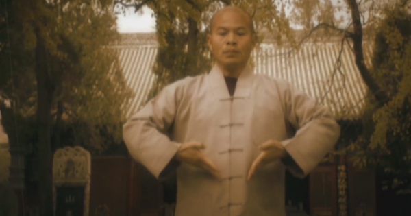 美國小哥挑戰少林功夫，被小師傅一拳打到鼻血長流，直言：太后悔