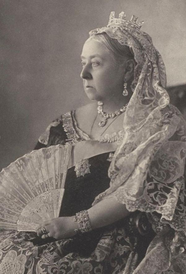 大戶就是不一樣,一下頭戴兩頂頭飾,連詩麗吉王后都無法與之相比 大戶就是不一樣,一下頭戴兩頂頭飾,連詩麗吉王后都無法與之相比