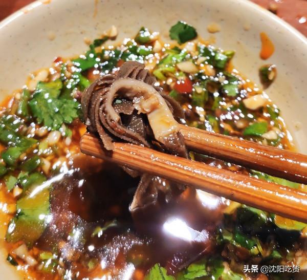 大鏟子炒五花肉可不是要鐵鍋燉，而是在炒底料，涮火鍋啦