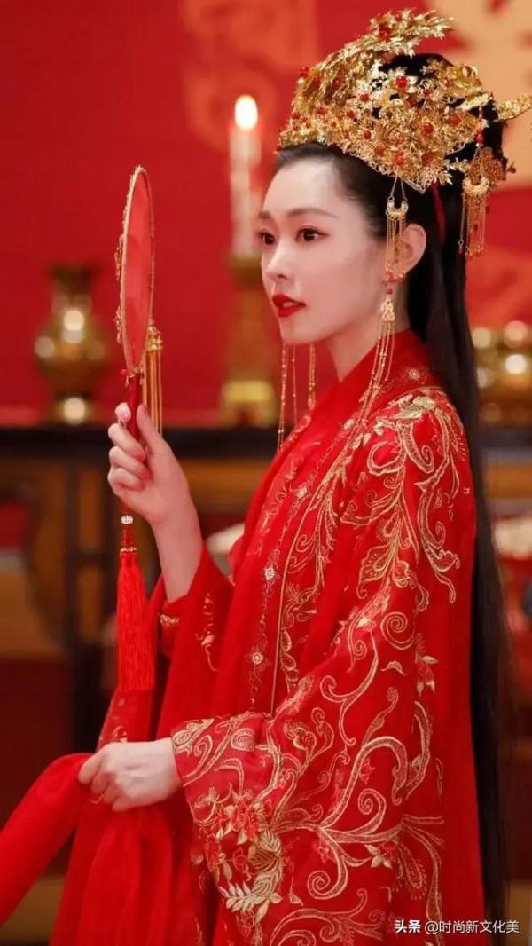 宋軼的氣質是與生俱來的，宋軼身上有種獨特的魅力和美麗