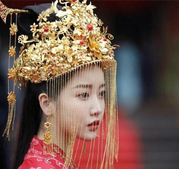古裝新娘誰最美？唐嫣女王範，陳鈺琪頭上鳳冠似螃蟹