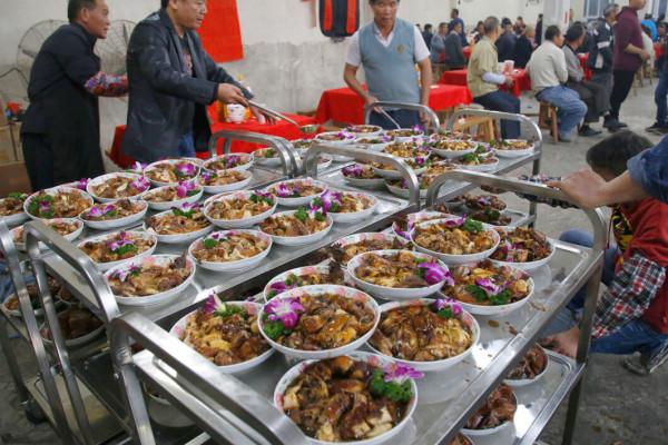 農村辦酒席不去酒店，喜歡在自家門口，真的是為了省錢嗎？