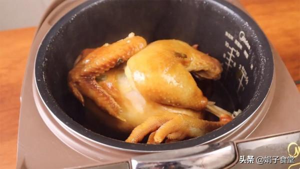 電飯煲燒雞,不加一滴水,肉鮮味美,軟爛不膩,出鍋饞得流口水 電飯煲燒雞,不加一滴水,肉鮮味美,軟爛不膩,出鍋饞得流口水