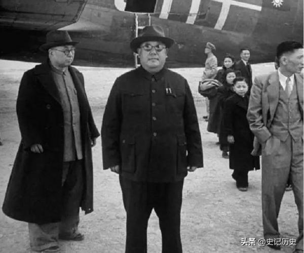 帶著3個老婆和8噸黃金逃亡美國，後揮霍一空，晚年想回家被拒絕