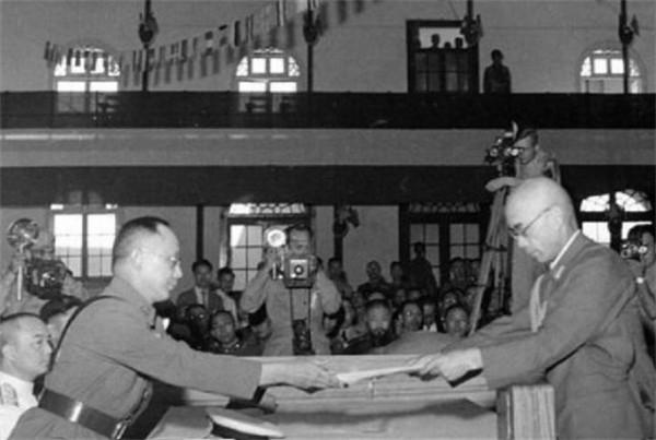 戴笠請50個漢奸吃飯，坐下後，他說：現在公開逮捕名單