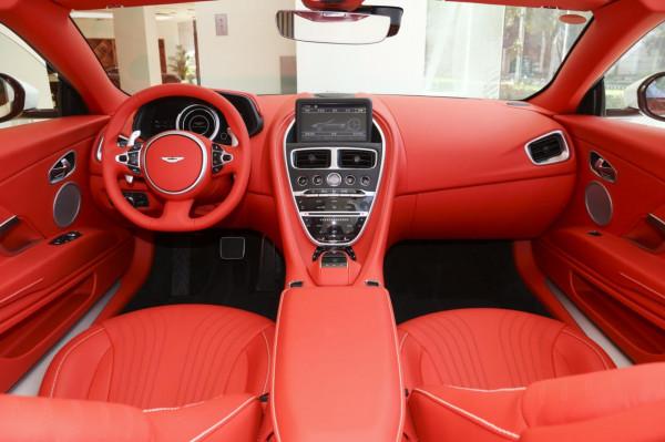 試駕阿斯頓·馬丁DB11：西裝暴徒，氣場很足