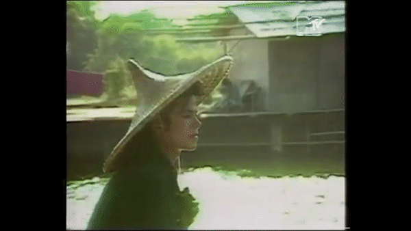 34年前,邁克爾·傑克遜來到中國:被水牛嚇退,抱孩子手法熟練 34年前,邁克爾·傑克遜來到中國:被水牛嚇退,抱孩子手法熟練