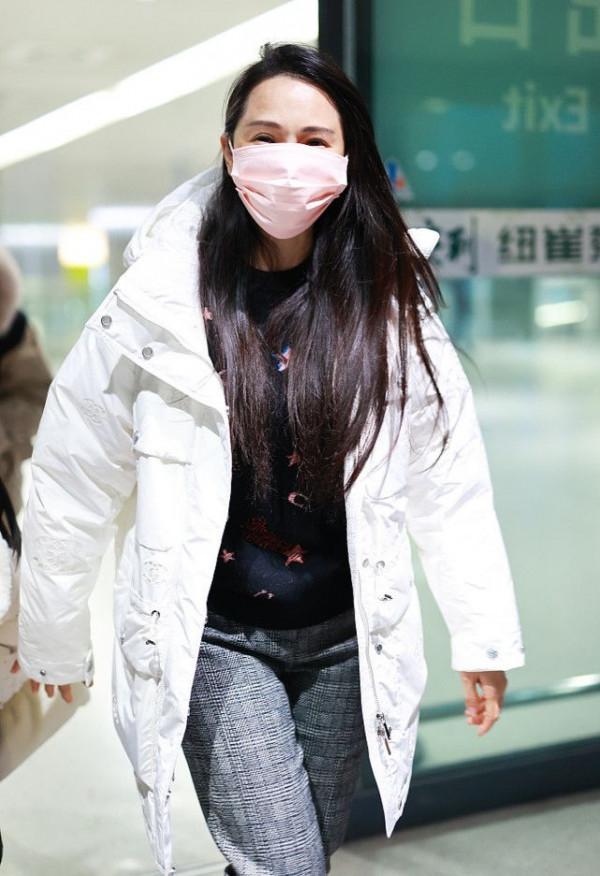 伊能靜罕帶女兒走機場，她一身臃腫只顧自己保暖，女兒穿得太清涼
