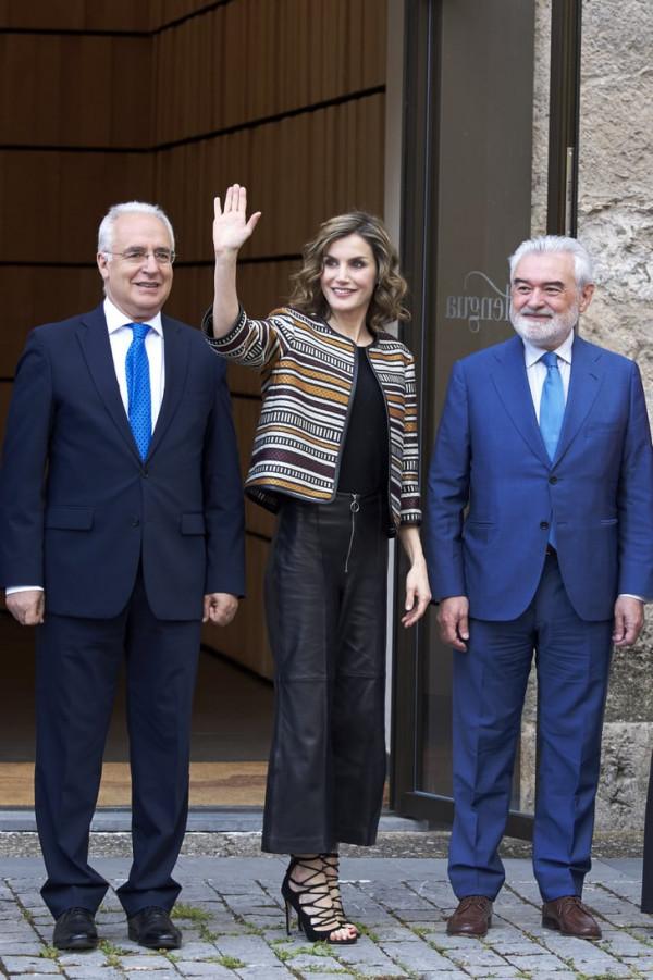 西班牙王后示範皮質服裝的通勤穿搭，將搖滾風皮裙穿得又颯又知性