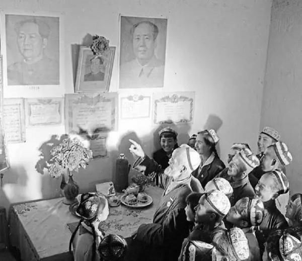 庫爾班騎驢去北京,毛主席給了他一塊條絨布,他做成衣服世代傳承 庫爾班騎驢去北京,毛主席給了他一塊條絨布,他做成衣服世代傳承