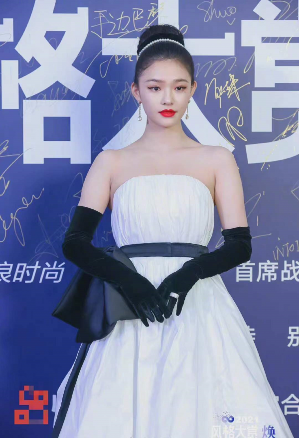 時尚紅毯眾星閃耀！陳數驚豔，陳都靈大秀美背，蔣勤勤個性十足