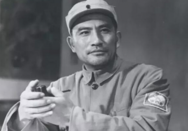 楊在葆安葬儀式現場曝光，六人抬棺風光大葬，遺孀陳麗明難忍悲痛