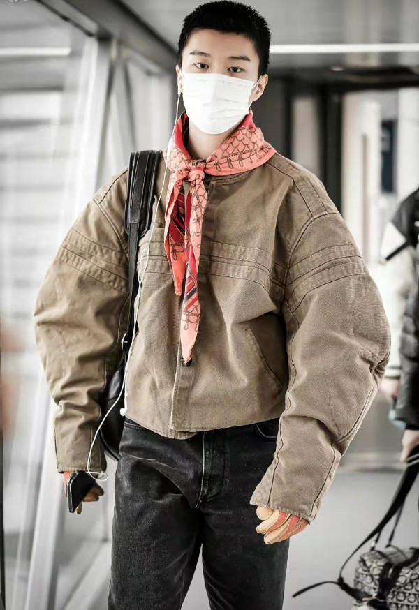 範丞丞穿卡其色水洗夾克配黑牛仔褲，新物舊做，時尚潮流又復古