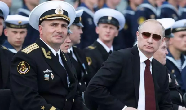 普京保鏢手裡的手提箱裝的是什麼？有三個功能