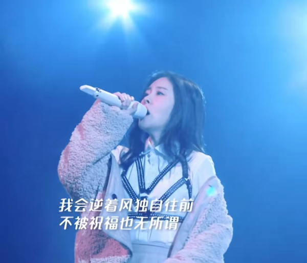 6臺春晚群芳爭豔：唐嫣劉海翻車，張雨綺鑽飾搶鏡，AB像大頭娃娃