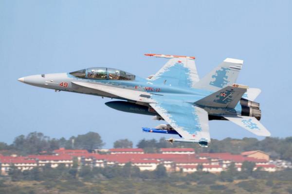 從蘇式紅五星換成“八一”，解放軍軍徽出現在美海軍假想敵戰機上