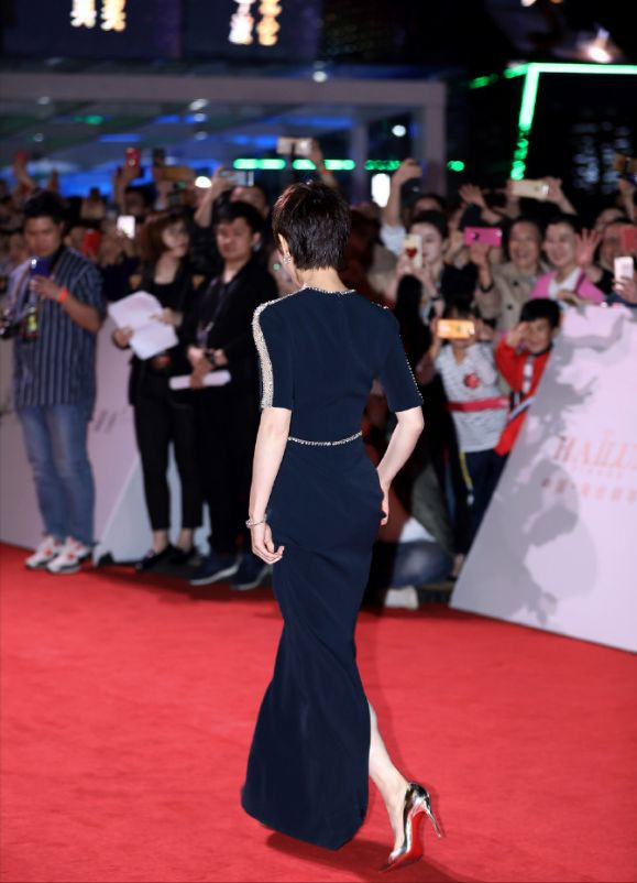 當孫儷穿一襲黑色羽毛裙,何止香肩撩人,更顯“甄嬛”霸氣 當孫儷穿一襲黑色羽毛裙,何止香肩撩人,更顯“甄嬛”霸氣