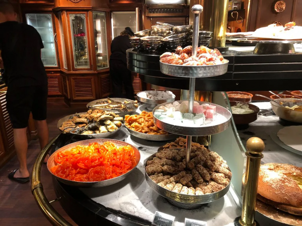 龍蝦烤肉堆成山，上百種甜點乳酪，這家法國自助餐廳能把人饞哭