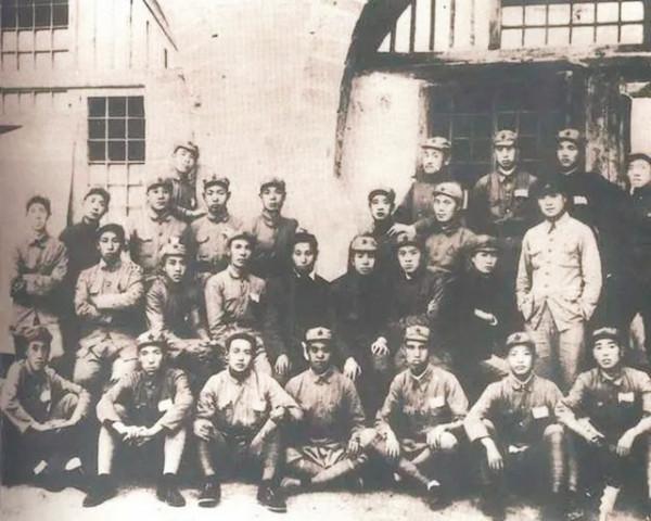 遵義會議召開時,擔任警衛的8個參謀,後來出了2箇中將3個少將 遵義會議召開時,擔任警衛的8個參謀,後來出了2箇中將3個少將