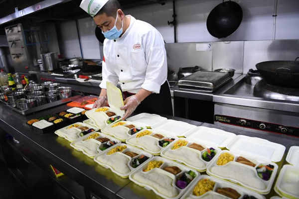 資產百億，連夜把公司送人後，他去哪了？