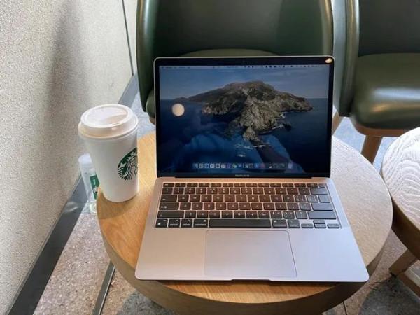 雖然公司配了win工作本,但還是出錢買了首發m1的air,win本吃灰 雖然公司配了win工作本,但還是出錢買了首發m1的air,win本吃灰