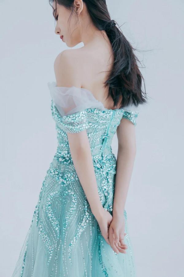 劉詩詩下顎線,天鵝頸,蝴蝶背樣樣都有,妥妥的氣質女神 劉詩詩下顎線,天鵝頸,蝴蝶背樣樣都有,妥妥的氣質女神