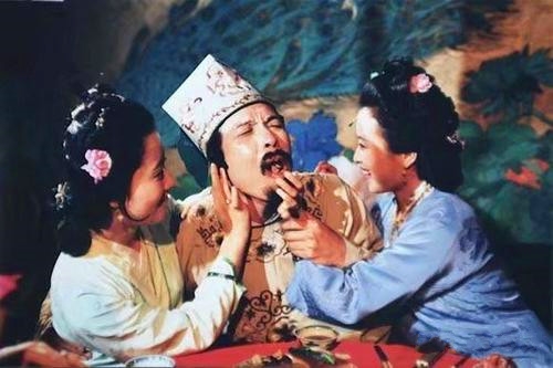 《紅樓夢》裡的中秋風俗，賈珍為什麼送賈母月餅和西瓜？