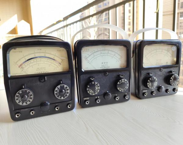 1963年震華500型萬用表!500表的最高工藝水準!三代表拆蓋看差異 1963年震華500型萬用表!500表的最高工藝水準!三代表拆蓋看差異