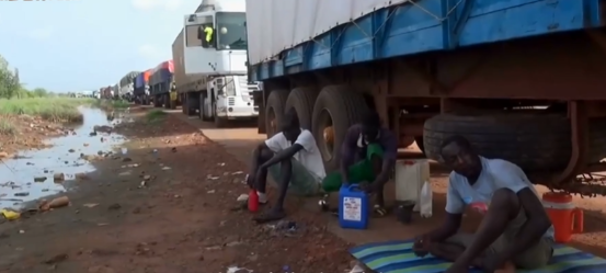 非洲堵車有多嚴重？收費站至少堵10天，公交車可以直接插隊走